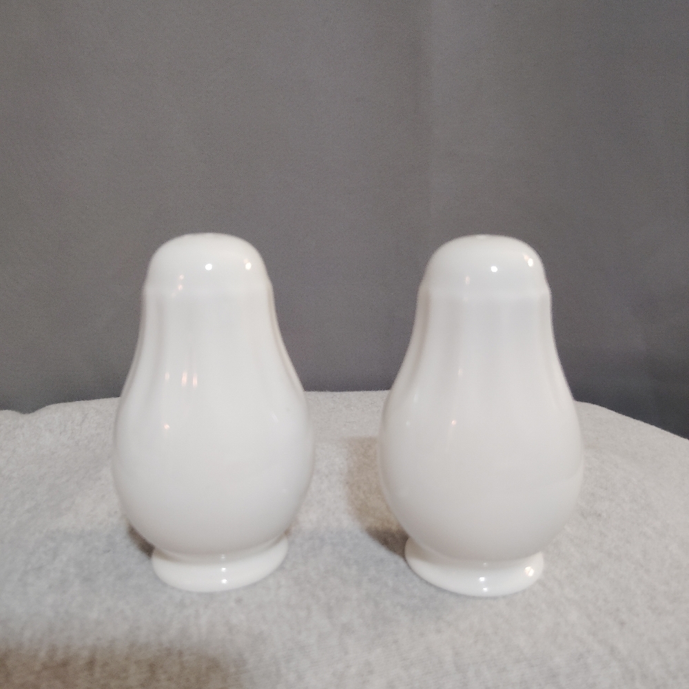 Mikasa Country Classic Bridal White Salt and Pepper Shaker Set